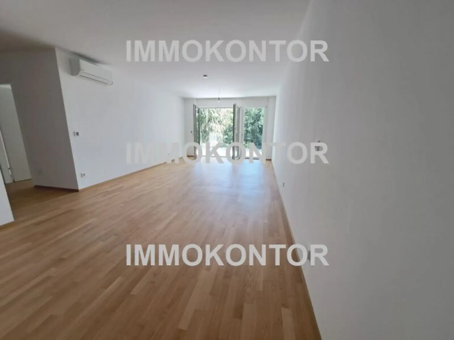 moderne Wohnung mit Balkon und Garage