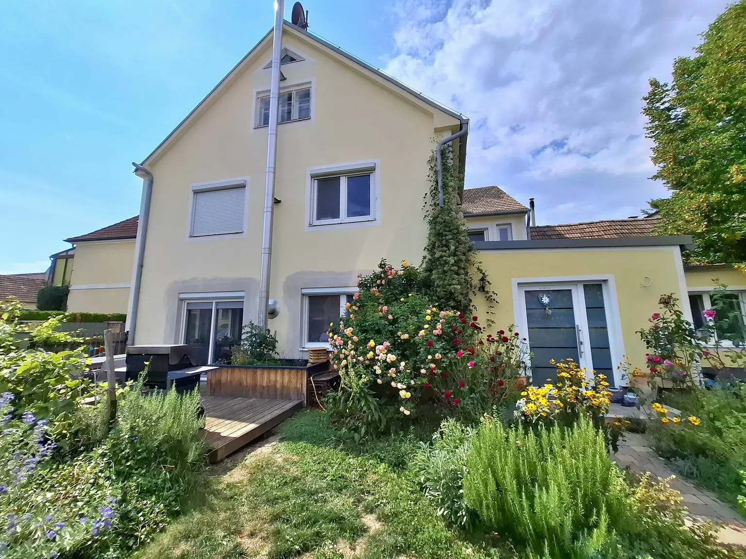 Vielseitig nutzbare Liegenschaft mit ausreichend Platz und herrlichem Blick auf die Hohe Wand