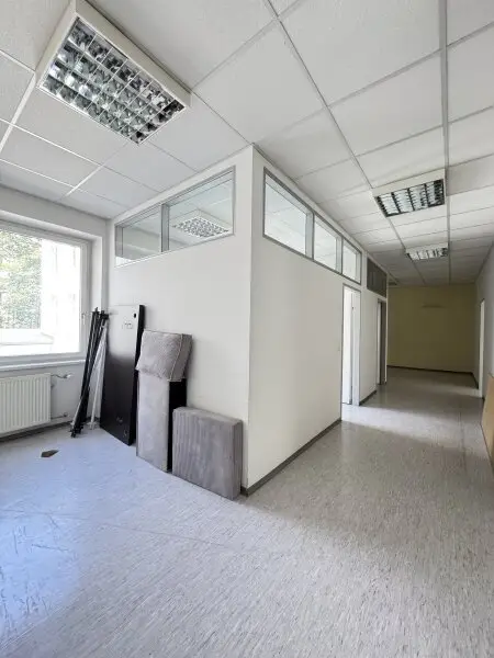 Zentrale Bürofläche mit 10 Zimmern und Stellplatz – ideal für Praxis oder Kanzlei