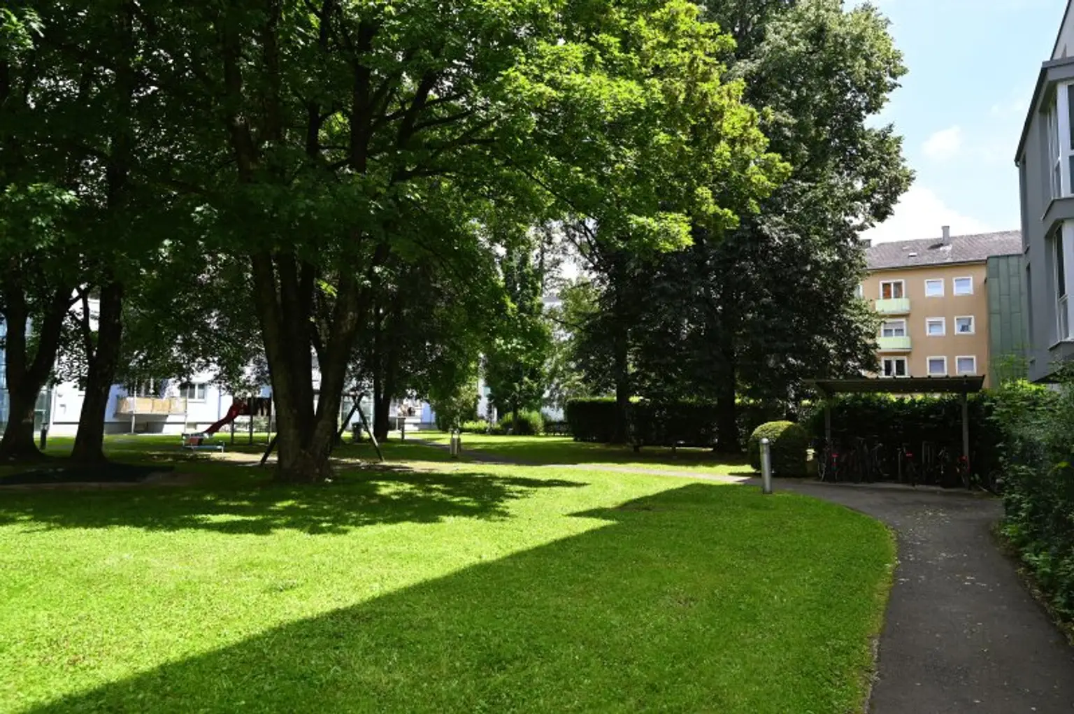 Helle Wohnung mit Balkon in den grünen Innenhof & Tiefgaragenplatz