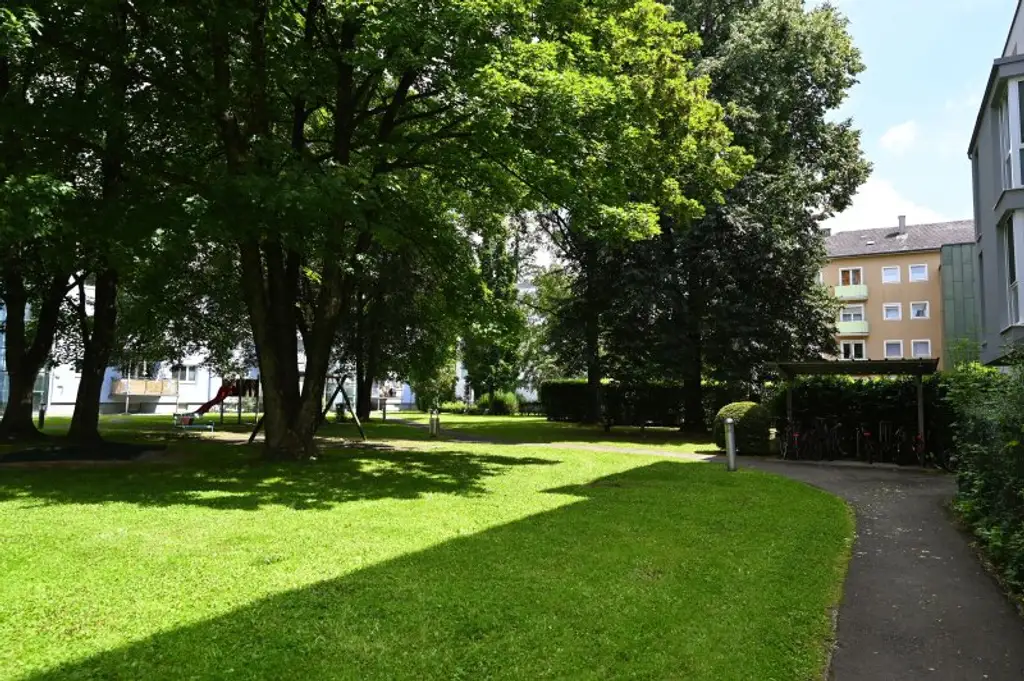 Helle Wohnung mit Balkon in den grünen Innenhof & Tiefgaragenplatz
