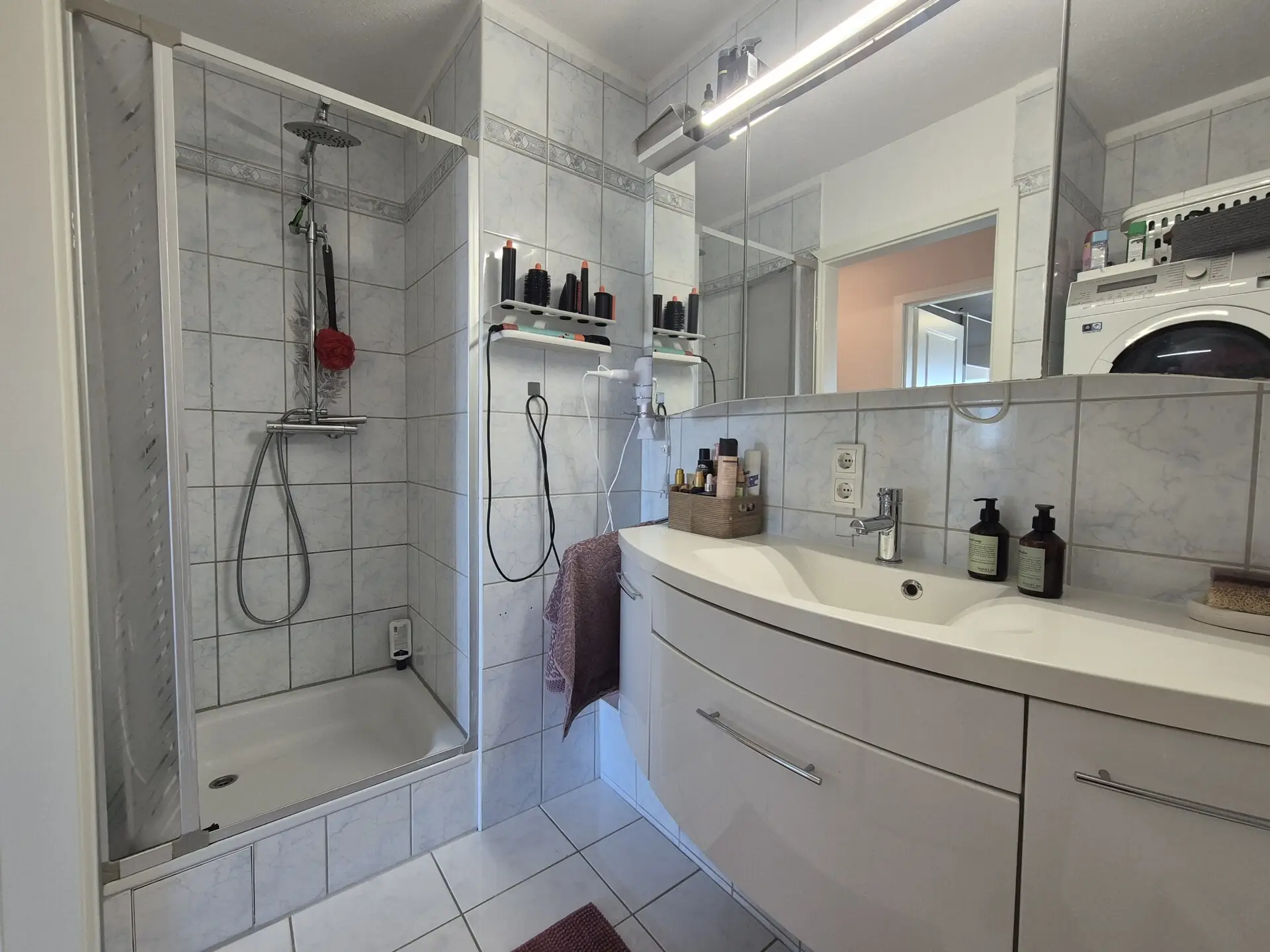 Badansicht 2  mit Dusche+Wanne+Waschbecken