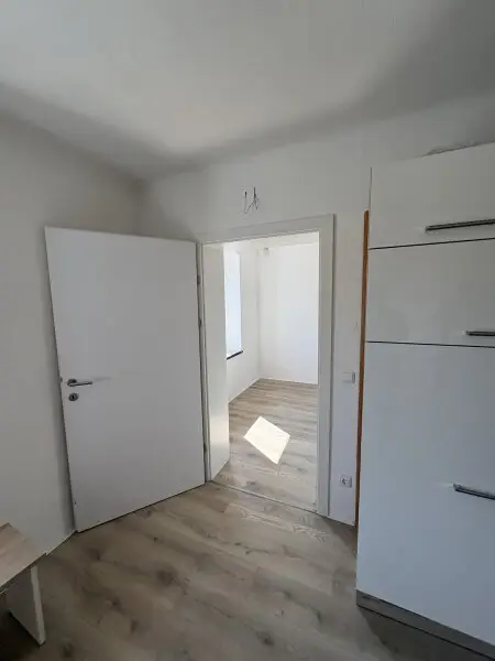 Blick von Küche in Vorraum