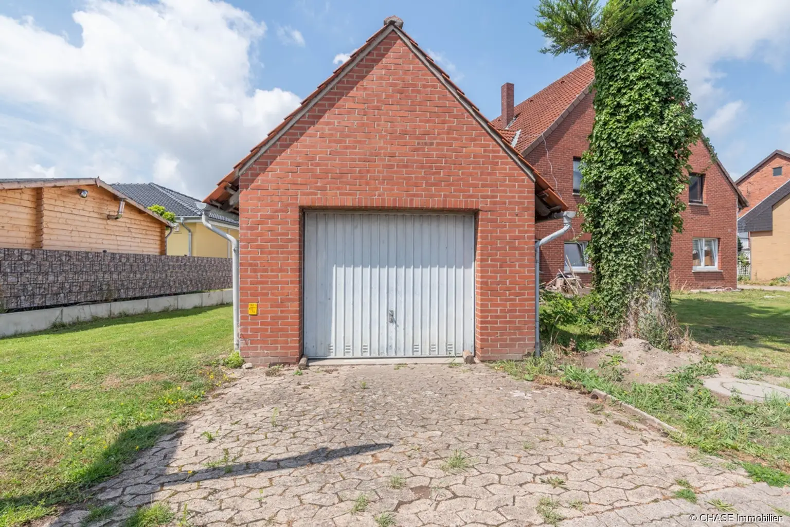 Straßenansicht - Garage, Eingang