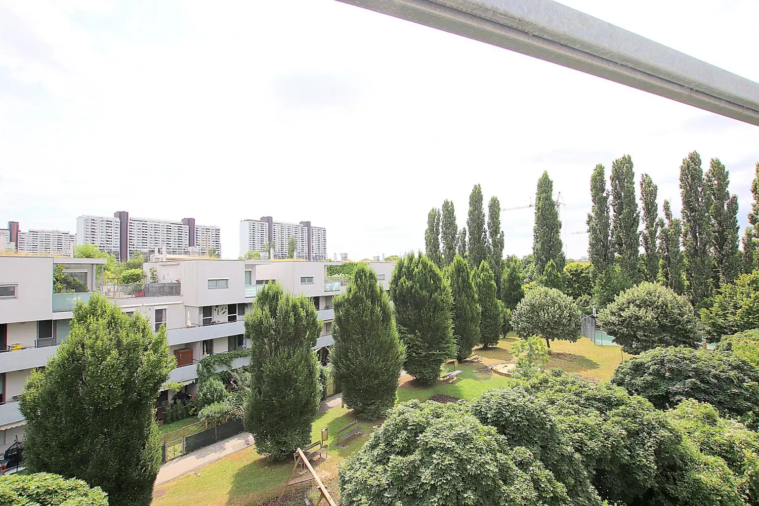 Perfekte 3-Zimmer Wohnung mit Balkon und Garagenplatz, ruhig, vollmöbliert