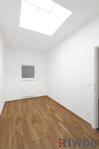 ERSTBEZUG nach Sanierung mit Blick auf Schloss Laudon  | ca. 16 m² Loggia  | Garagenplatz | Vollausgestattete Küche | Erholungsgebiet angrenzend