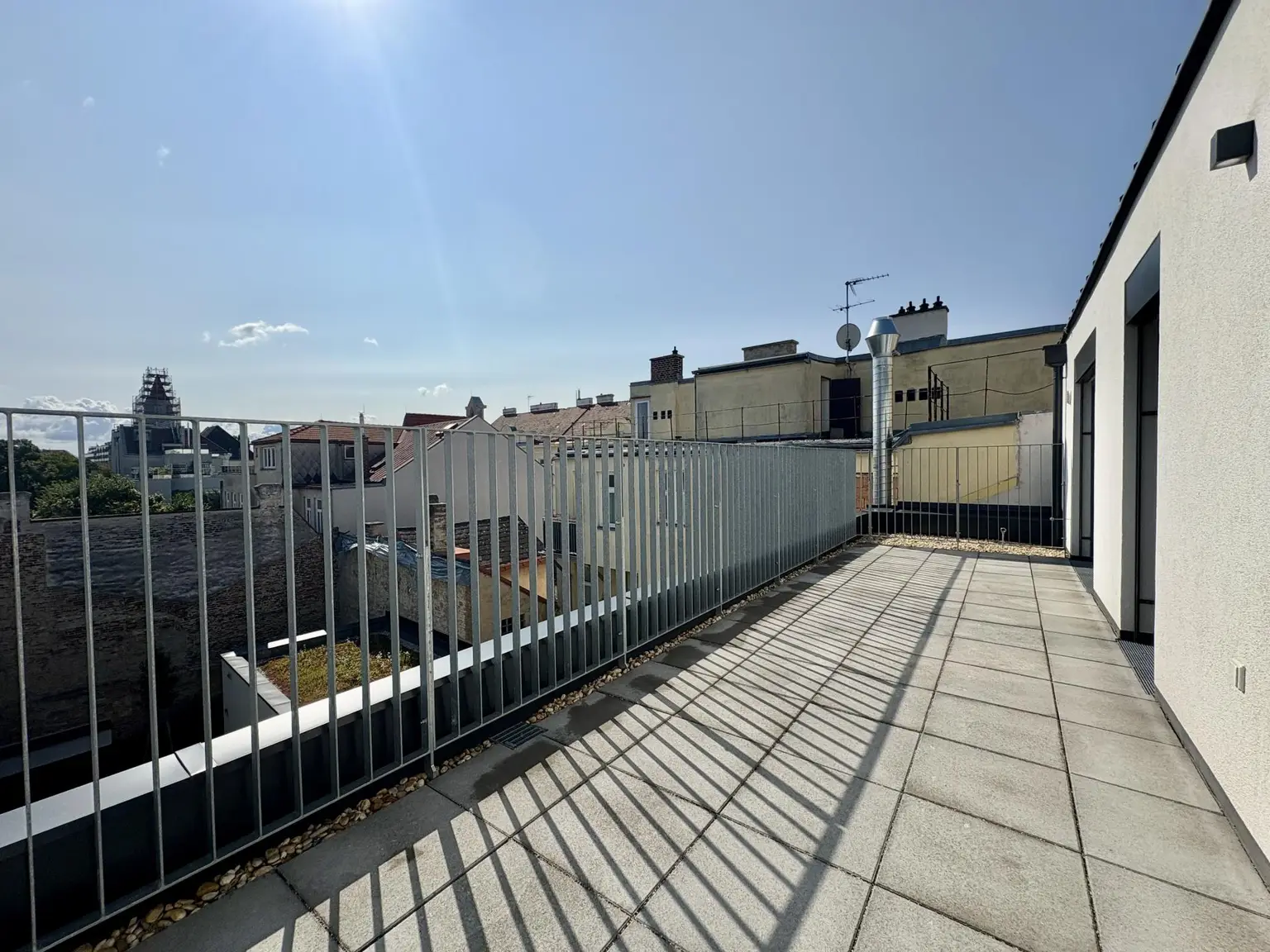 Lichtdurchflutete Dachwohnung mit offenem Wohn-Essbereich
