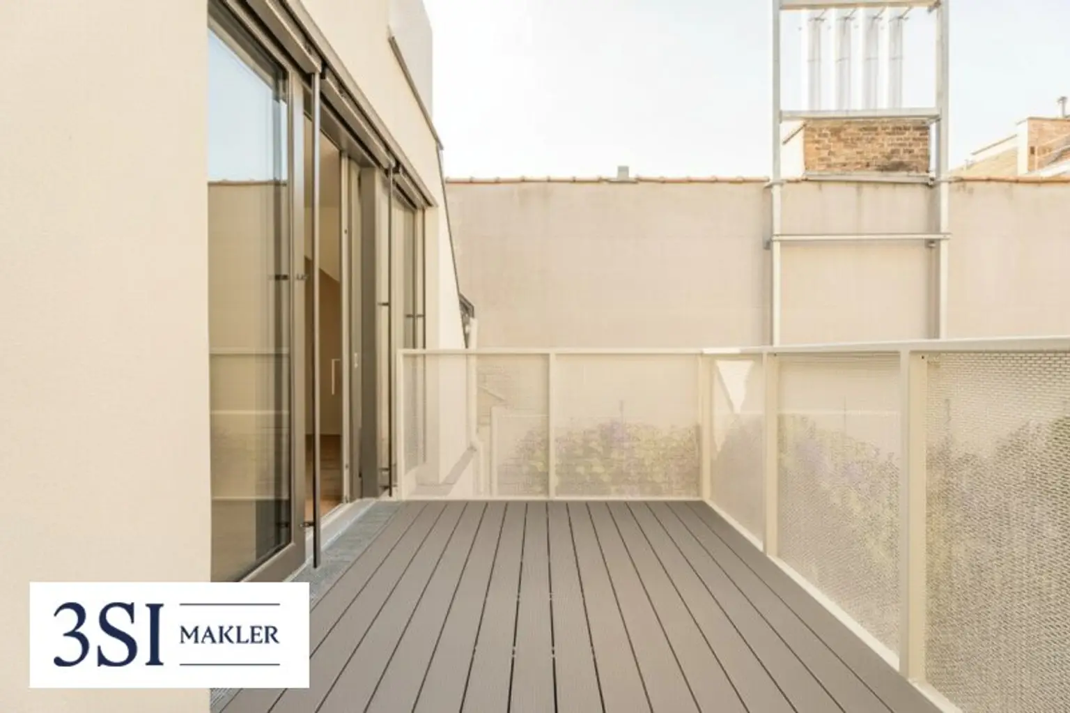 2-Zimmer-Wohnung mit Balkon über den Dächern