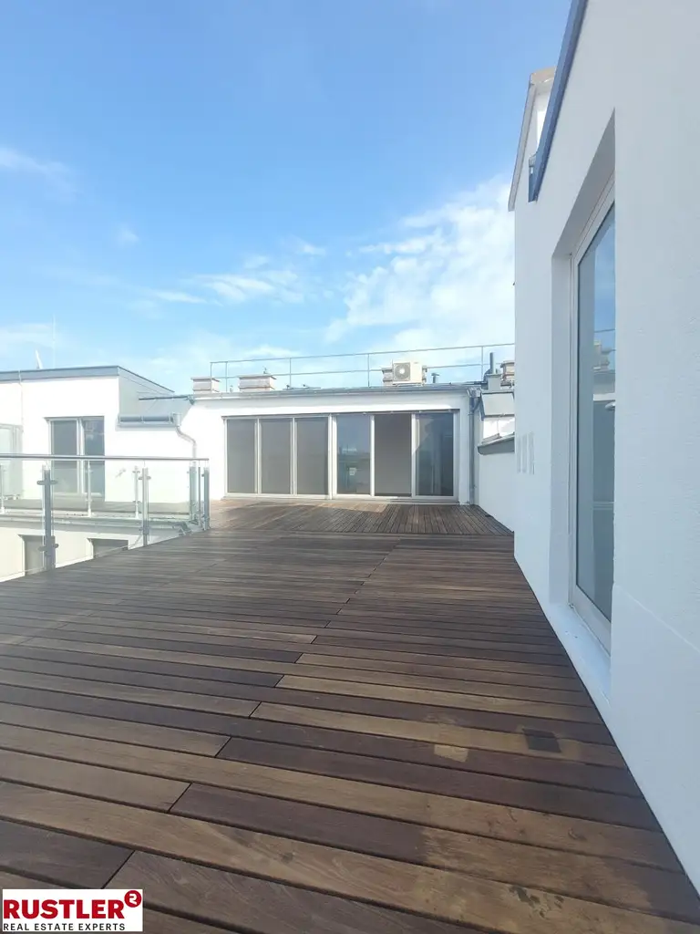 TRAUMHAFTE DG-WOHNUNG MIT BLICK AUF DIE KARLSKIRCHE!