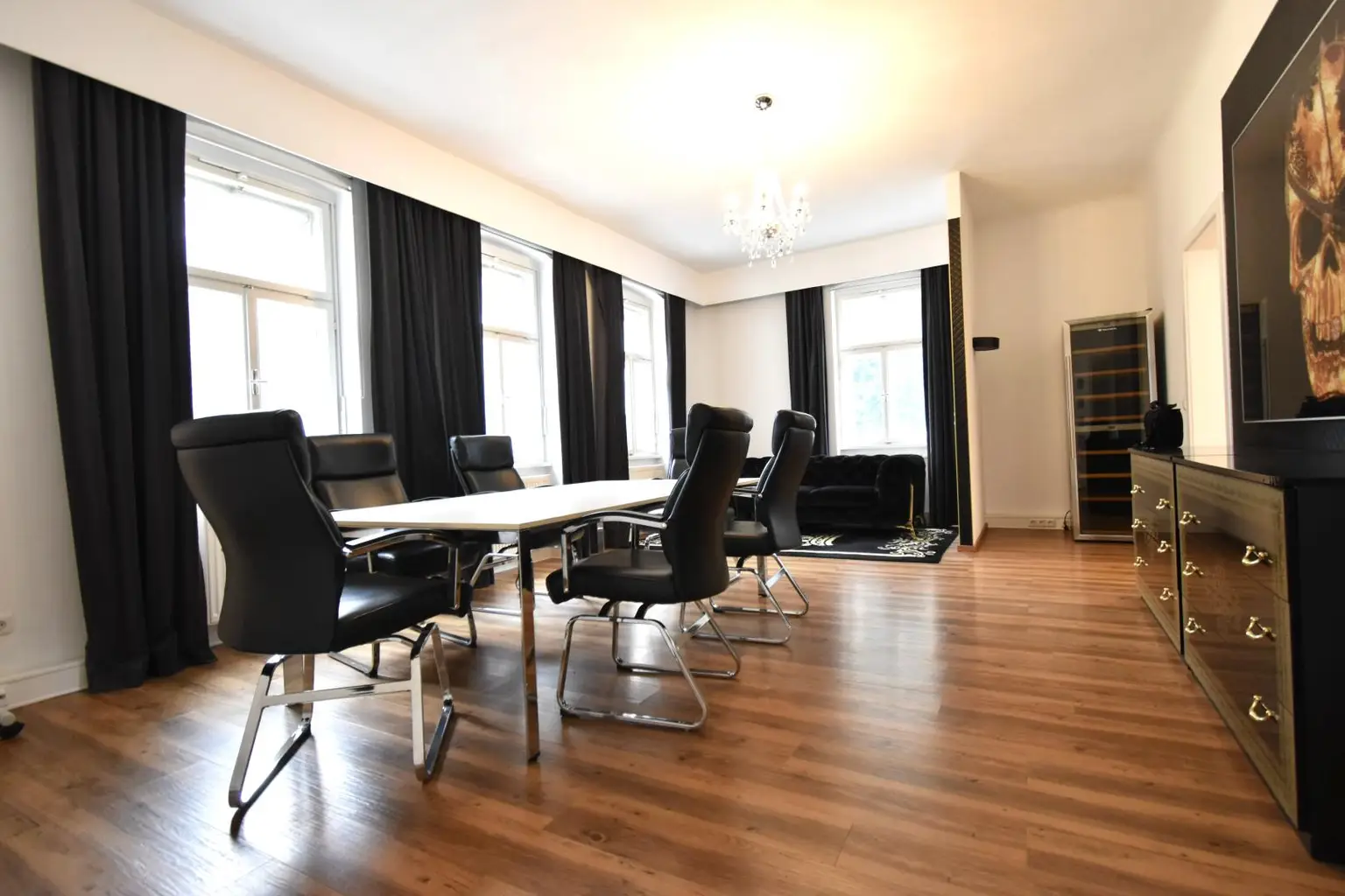 Büroraum 1 mit Blick zum Besprechungstisch