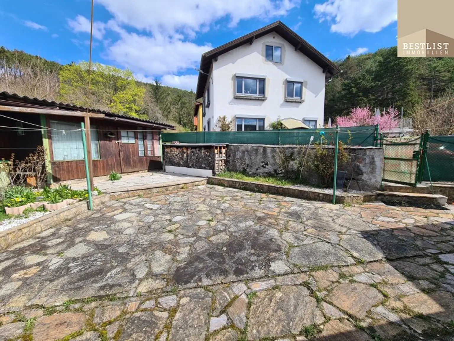 4 Wohnungen - 1 Gebäude - Perfektes Mehrfamilienhaus