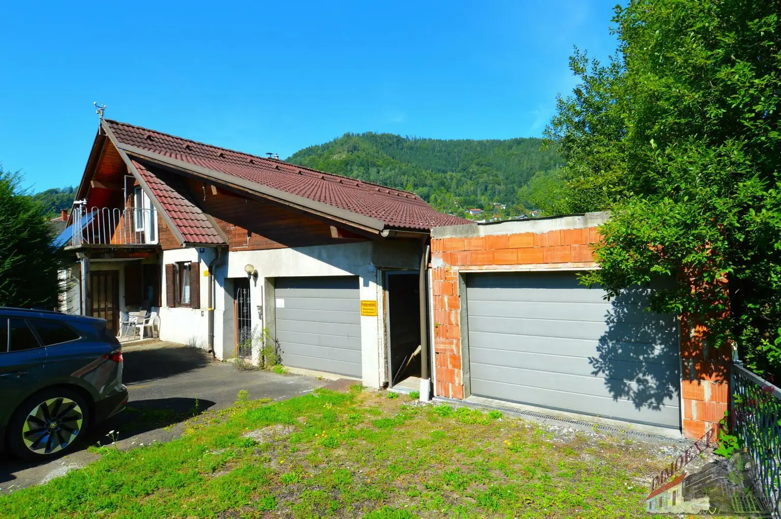 Ein-/ Zweifamilienhaus mit viel Potential - 3 Garagen - 1.368 m² - getrennte Eingänge