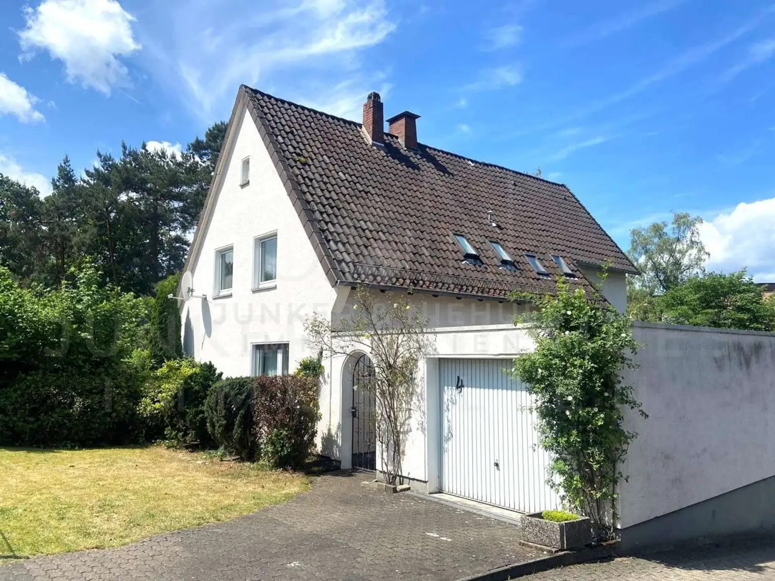 Hausansicht mit Garage