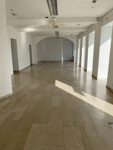 Großzügiges, modernes Geschäftslokal / Büro / Praxis mit großen Auslagenflächen Nähe Hütteldorfer Straße!