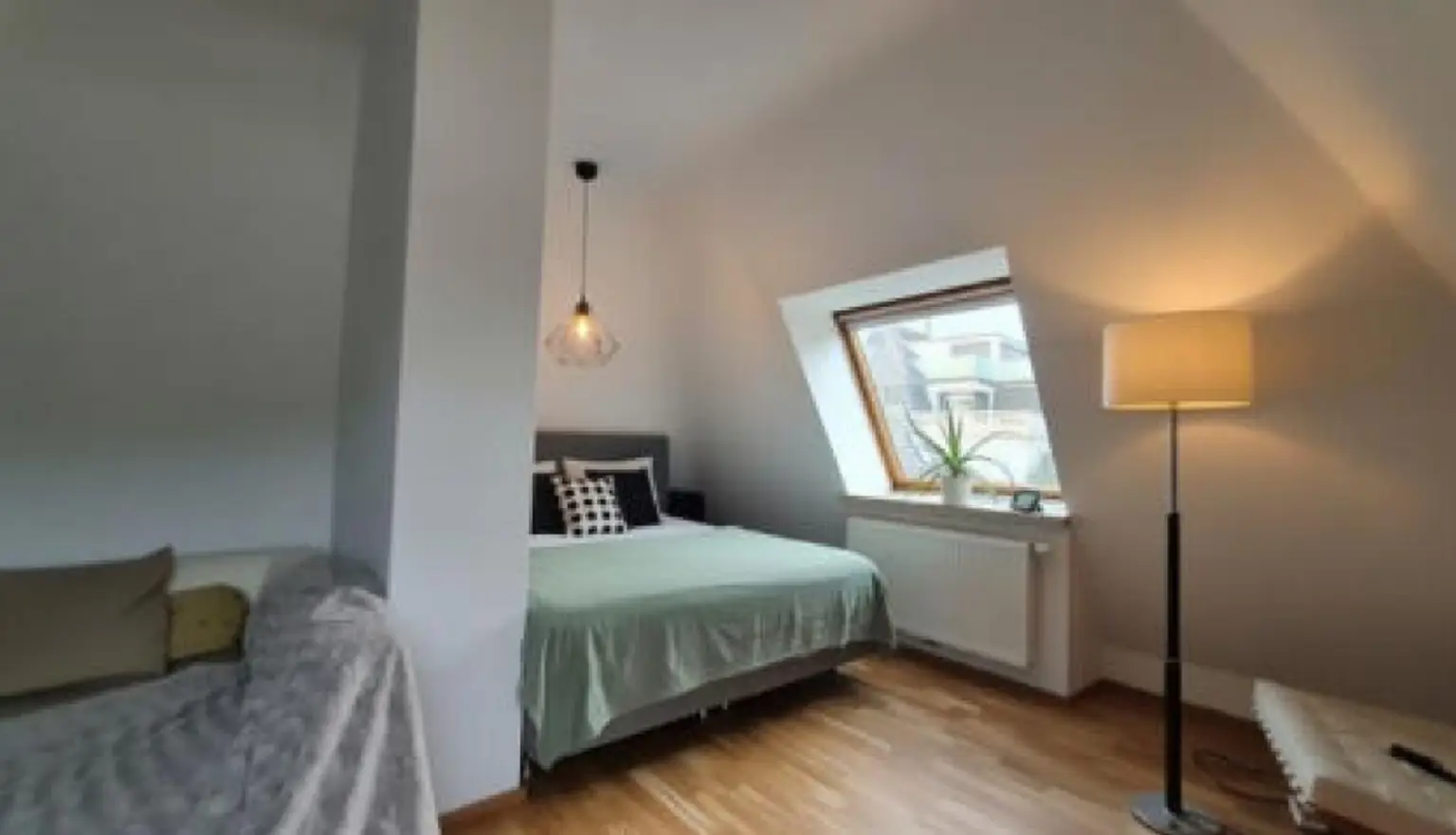 Exklusive Dachgeschosswohnung mit gemeinschaftlichem Pool und Weitblick in absoluter Ruhelage – gegenüber der Sternwarte