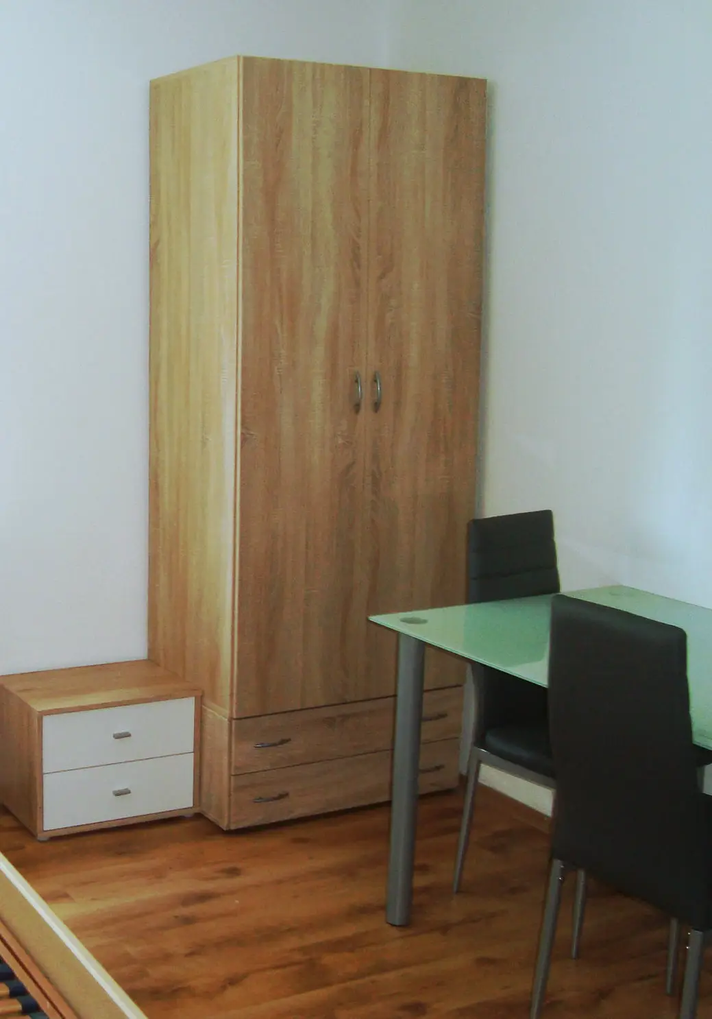 Ein Einzelzimmer, Monteurzimmer oder Arbeiterzimmer mit PKW– Stellplatz