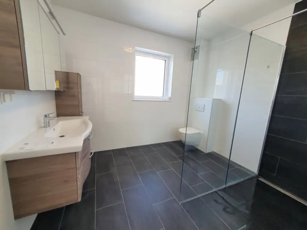 MODERNE DOPPELHAUSHÄLFTE IM NORDEN VON WIEN NÄHE U1 LEOPOLDAU.