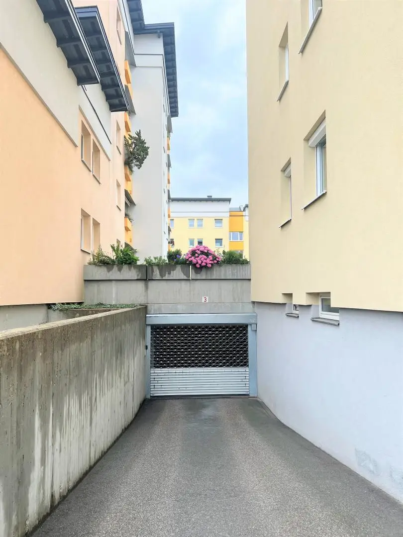 TOLLE WOHNUNG IN RUHIGER LAGE - TIEFGARAGENPLATZ INKLUSIVE