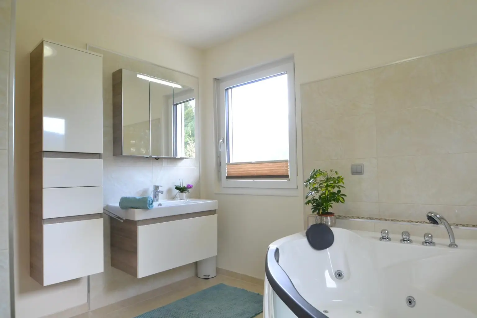 Bad mit 3 Fenstern