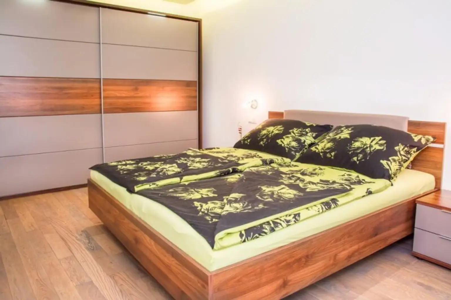 Nähe U6 "NIEDERHOFSTRASSE" & MEIDLINGER MARKT: komplett hofseitige 3-Zimmerwohnung