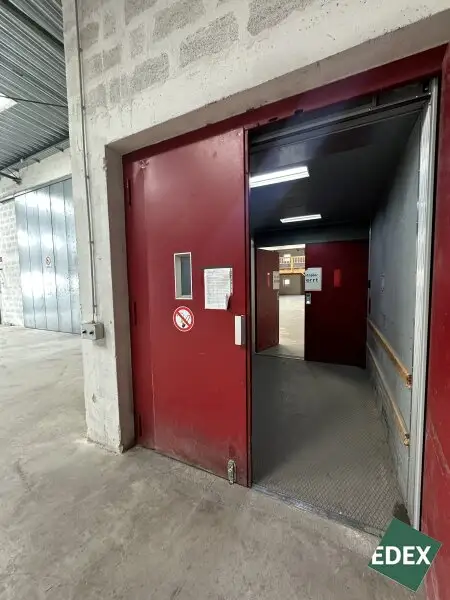 Großzügige Lagerhalle samt Büro