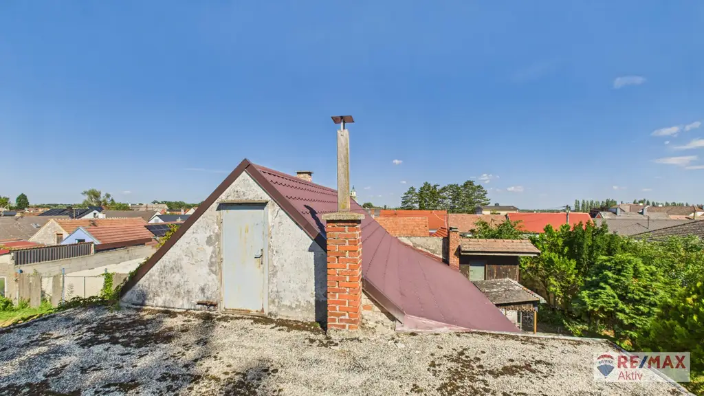 Sanierungsbedürftiges Haus mit riesigem Grundstück und Nebengebäuden