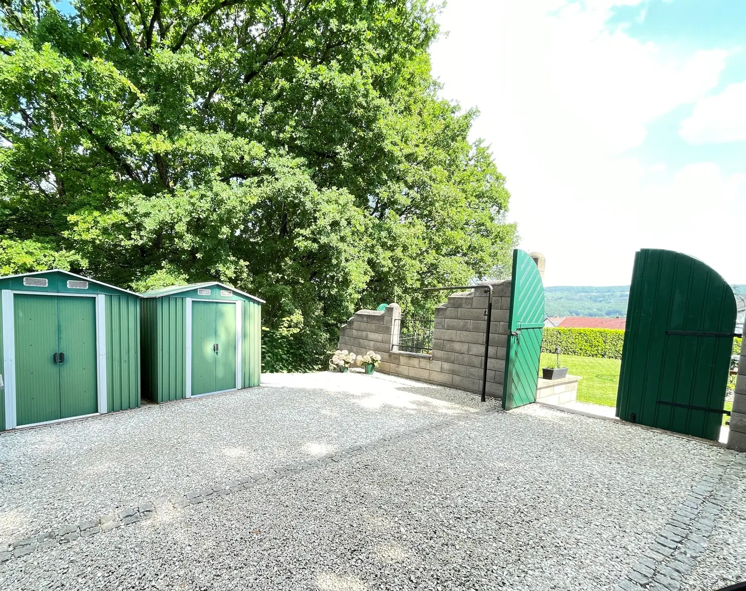 Rückwärtige Zufahrt von öffentlichem Weg