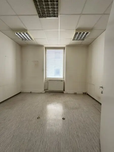 Zentrale Bürofläche mit 10 Zimmern und Stellplatz – ideal für Praxis oder Kanzlei