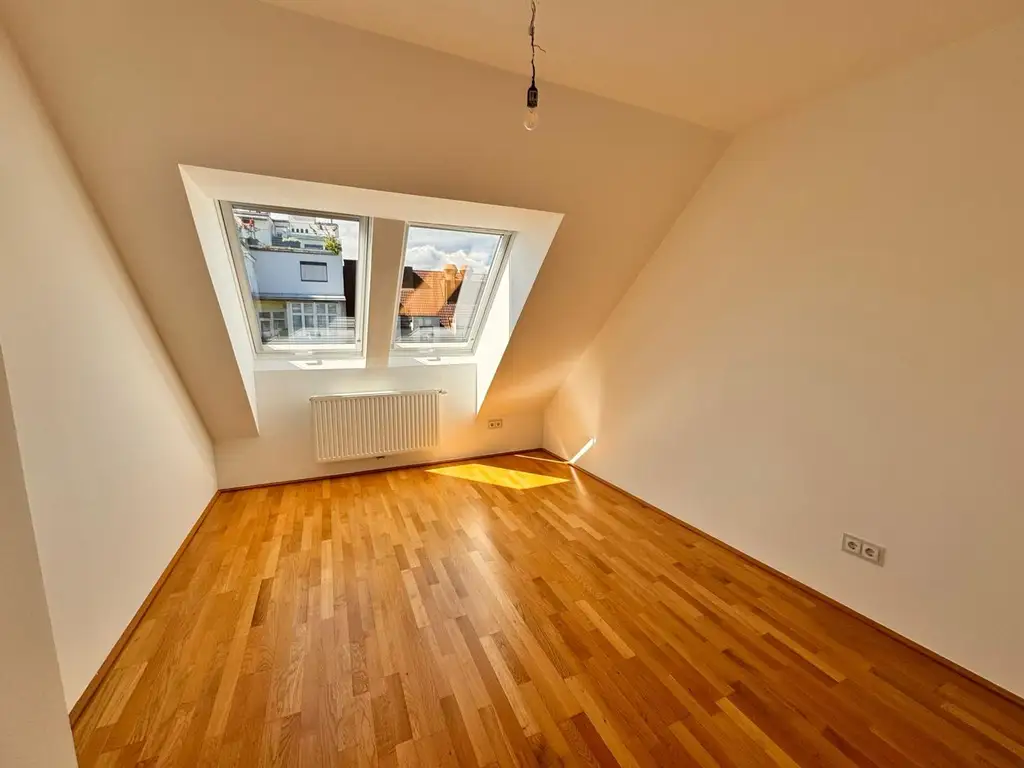 EINZIGARTIGE DACHGESCHOSSWOHNUNG MIT 2 TERRASSEN