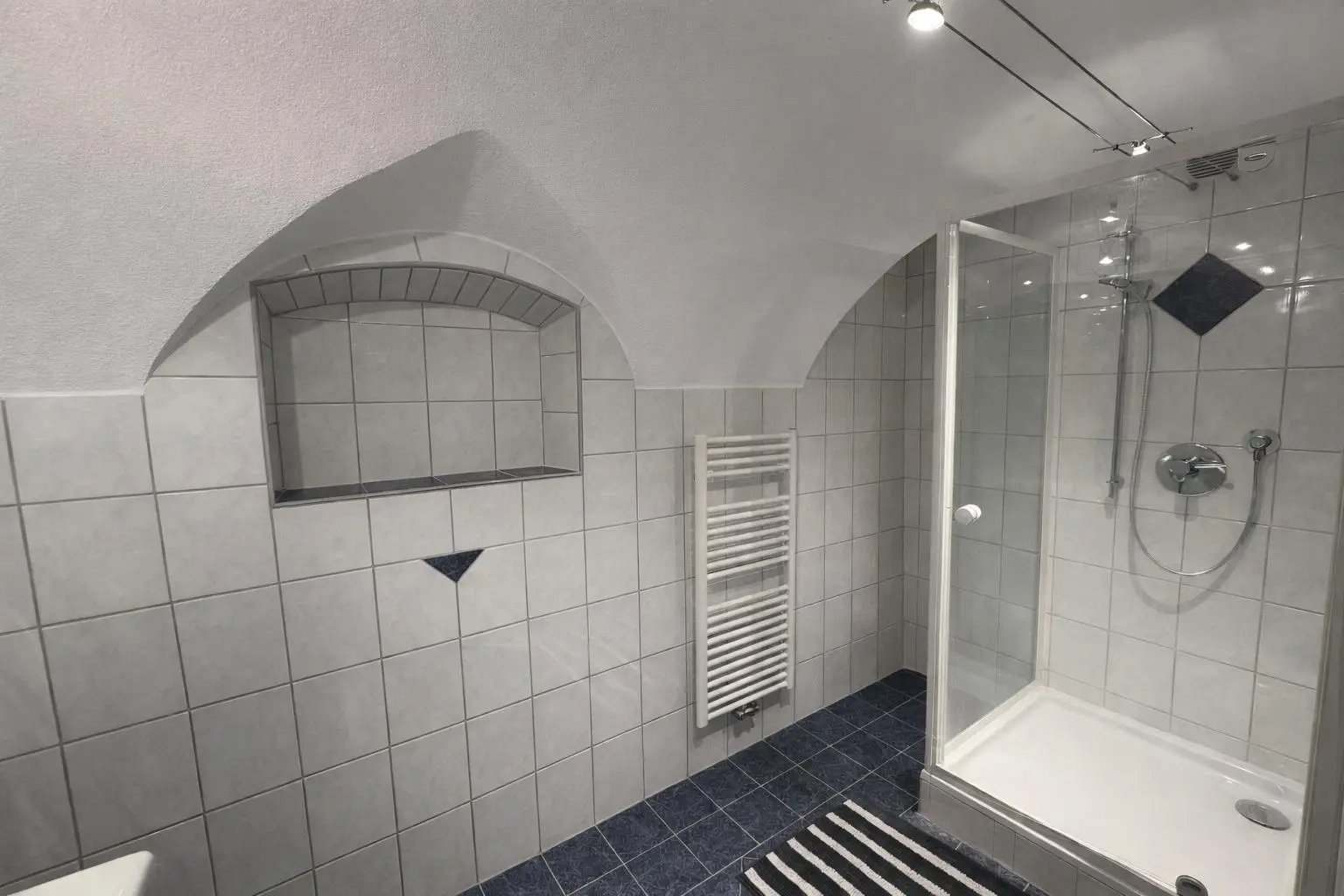 Badezimmer 4 (UG - Haupthaus)