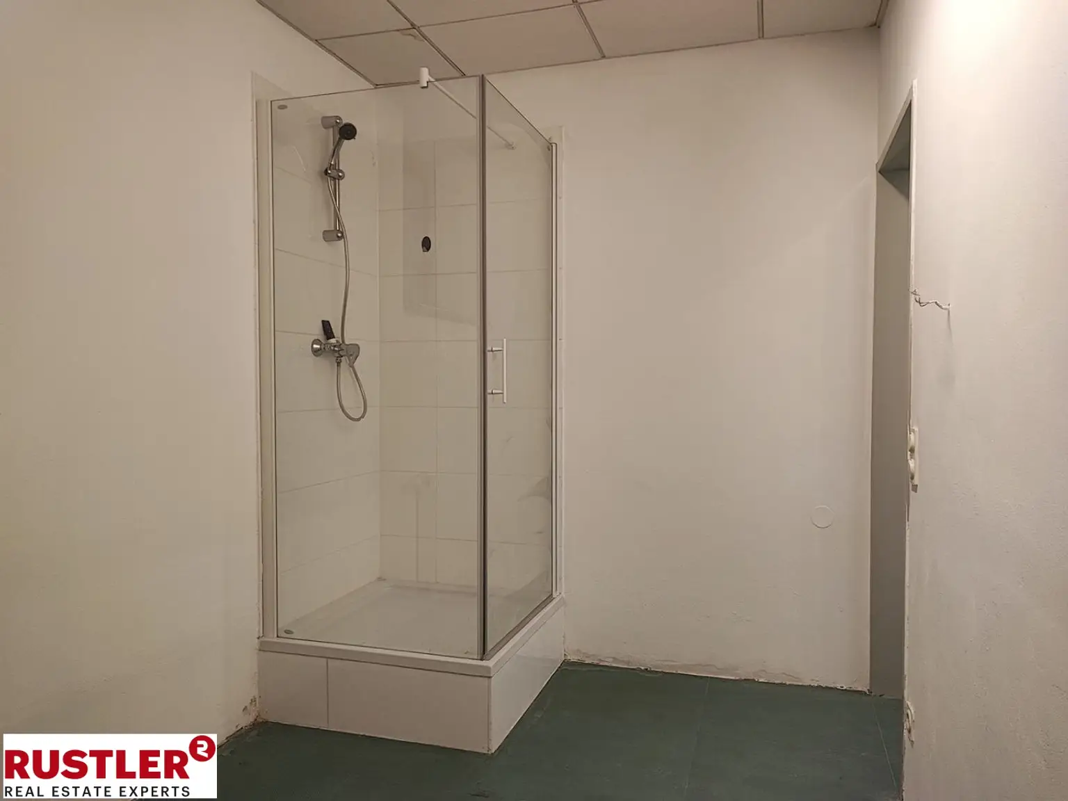 Präsenz an der Hauptstraße – großzügiges Geschäftslokal auf zwei Ebenen