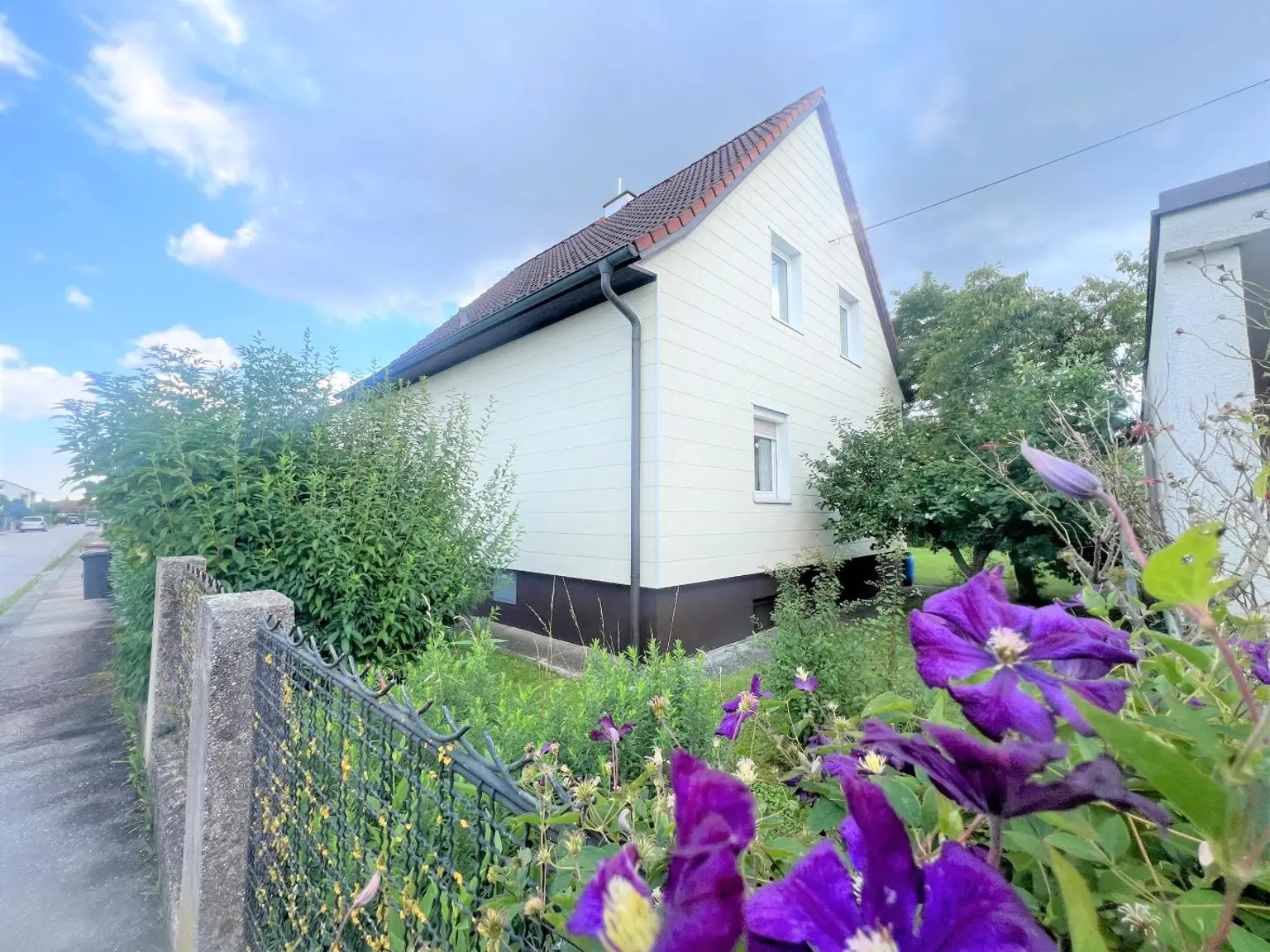 SEHR GEPFLEGTES HAUS IN SCHÖNER LAGE
