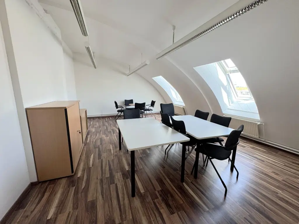 Eckhaus in zentraler Lage mit Büro- und Wohneinheiten