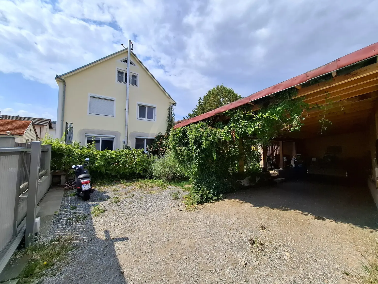 Vielseitig nutzbare Liegenschaft mit ausreichend Platz und herrlichem Blick auf die Hohe Wand