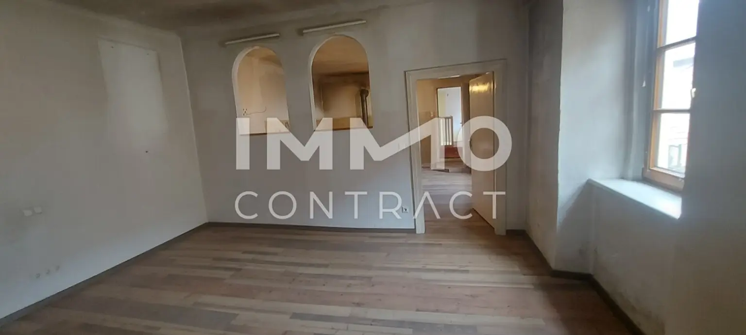 WOHN-UND GESCHÄFTSHAUS AUS DEM 16. JAHRHUNDERT IM HERZEN VON LANGENLOIS 
100 m Kellerröhre, Nebengebäude, Innenhof, Geschäftslokale, usw.