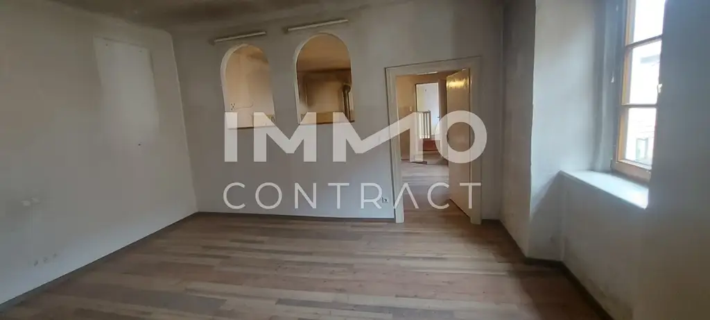 WOHN-UND GESCHÄFTSHAUS AUS DEM 16. JAHRHUNDERT IM HERZEN VON LANGENLOIS 
100 m Kellerröhre, Nebengebäude, Innenhof, Geschäftslokale, usw.