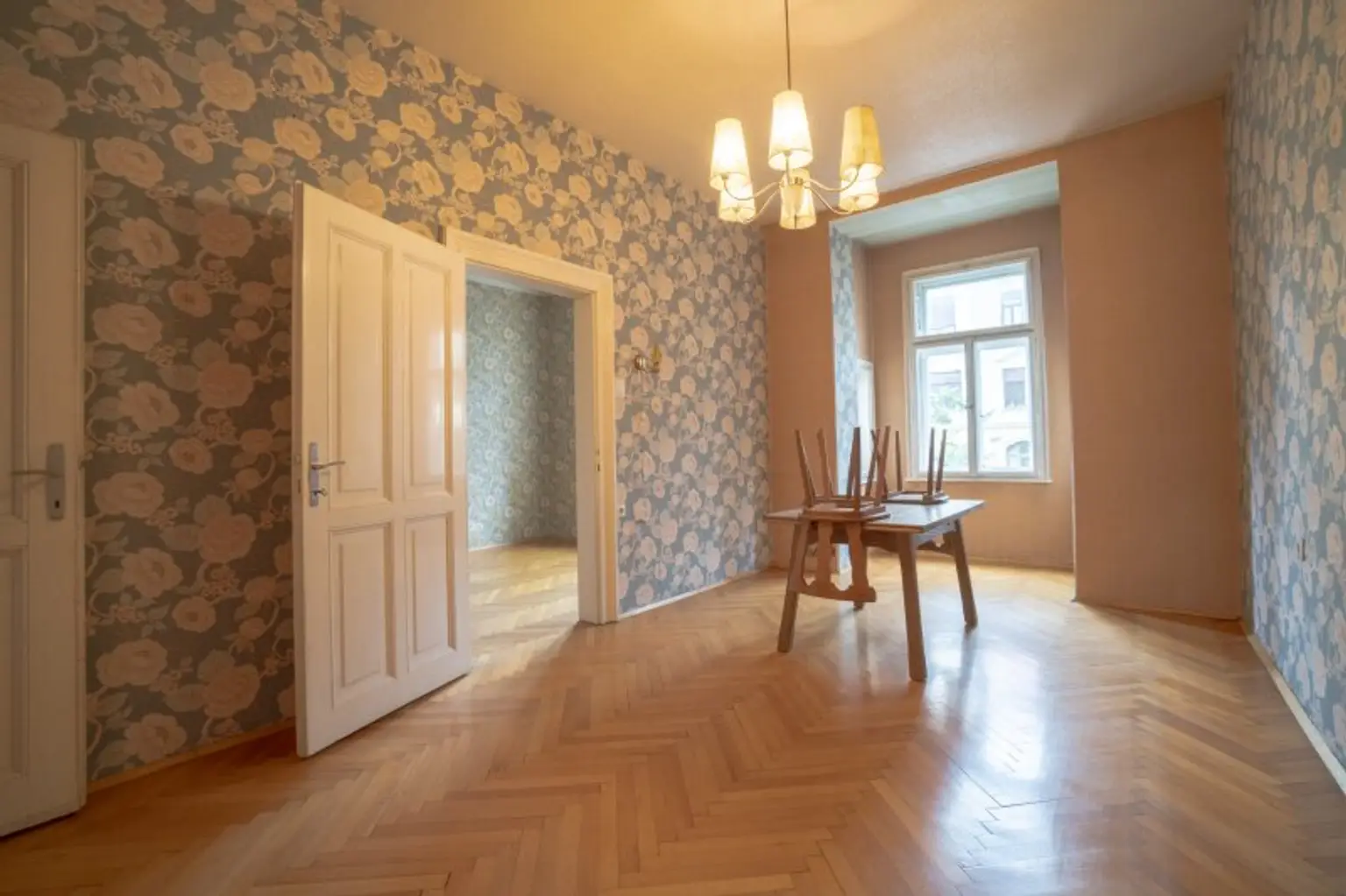 Sanierungsbedürftige 2-Zimmer-Wohnung in Saggen mit Entwicklungspotenzial