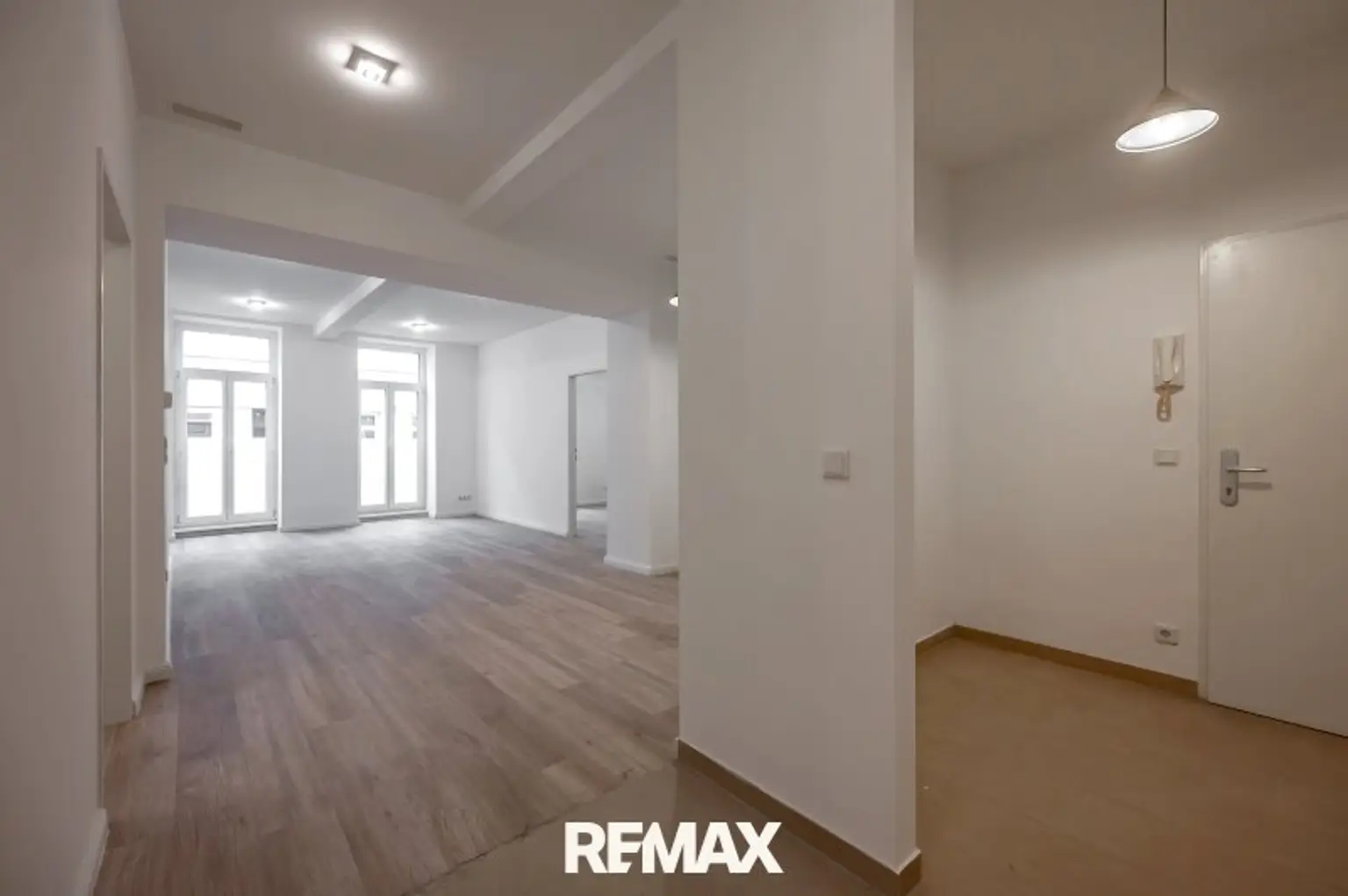 Wohn-Eßbereich. Büro etc.