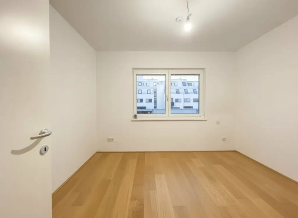 U3 Kendlerstraße: helle ruhige klimatisierte 2-Zimmer-Dachgeschosswohnung mit Loggia/Balkon