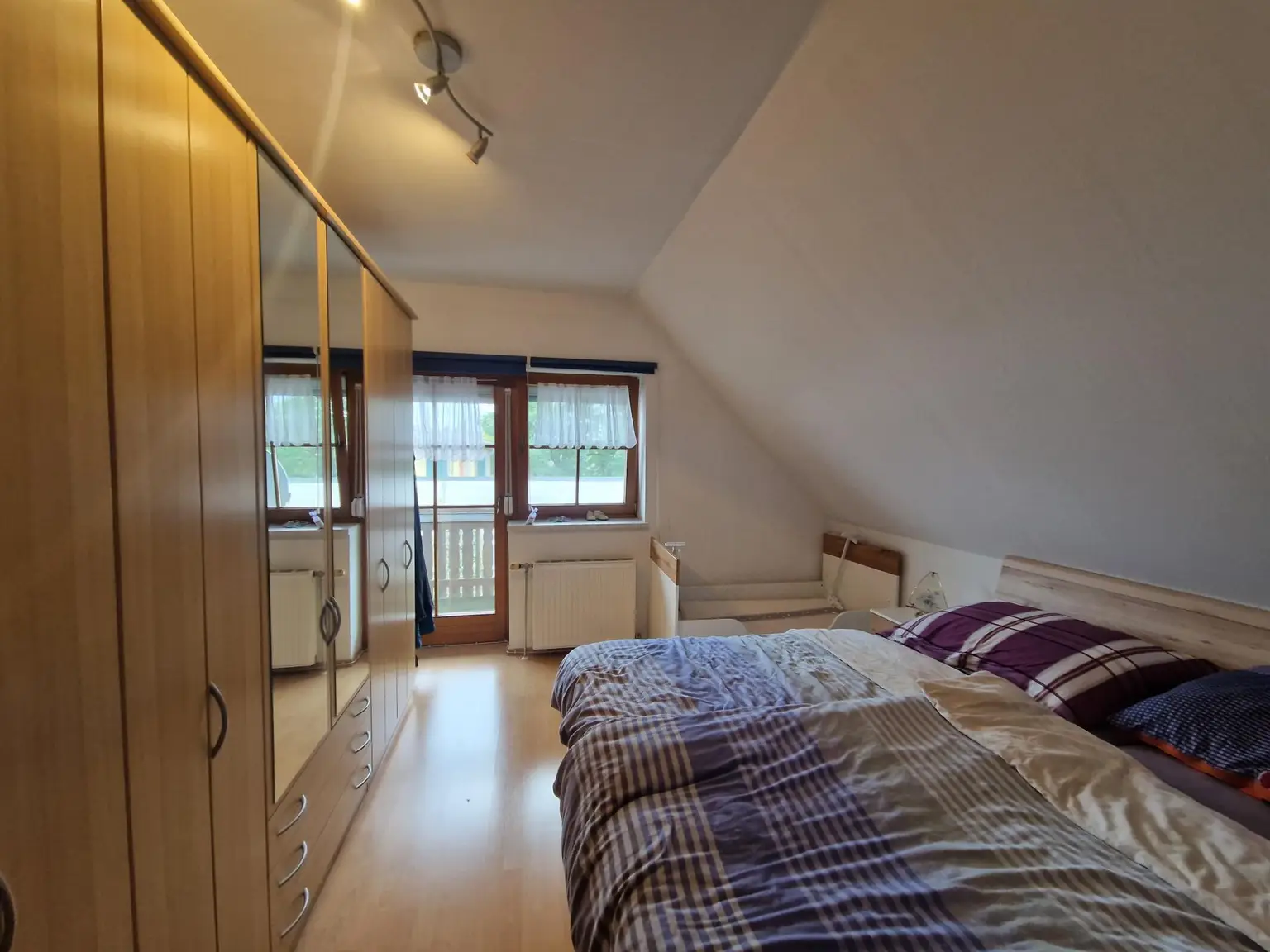 SOLIDES WOHNHAUS MIT EHEMALIGEM SOMMERHAUS, HERRLICHER TERRASSE UND POOL IN TRAUMHAFTER RUHELAGE