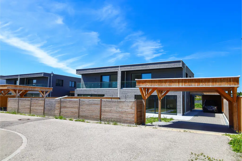 Wels-West: Luxuriöse Doppelhaushälfte mit Salzwasserpool, smarter Hausechnik & 149 m² Wohnfläche