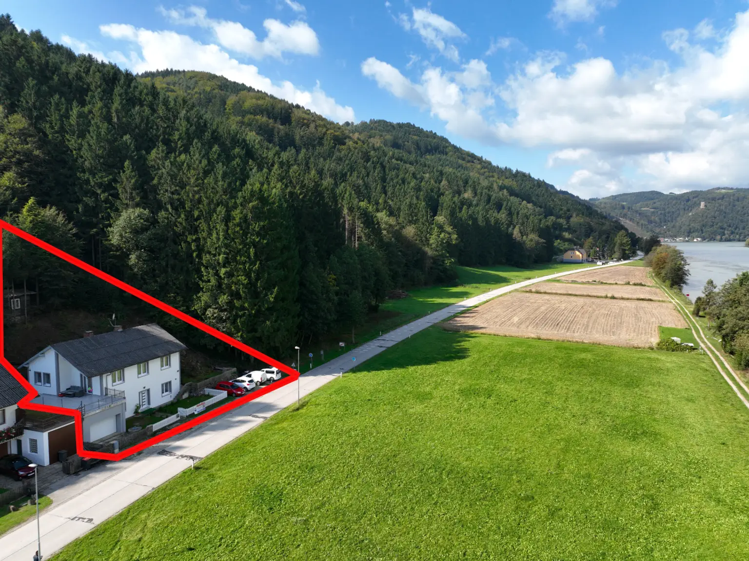 Wohnhaus mit zwei Einheiten und Donaublick