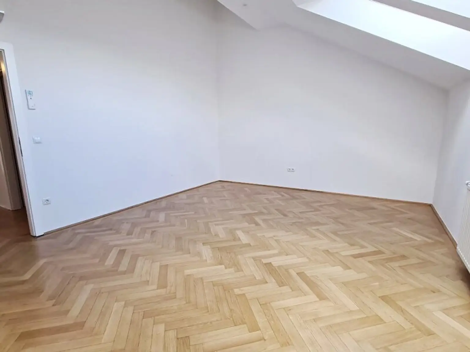 ZELINKAGASSE, DACHGESCHOSS, klimatisierte 157 m2 Maisonette mit 18 m2 Terrasse, 4 Zimmer, Küche, Wintergarten, 2 Bäder, Börse-Nähe