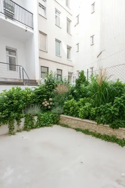 Traumhafte Gartenwohnung im Luxus-Altbau! Erstbezug mit 3-Zi. und 2 Terrassen!