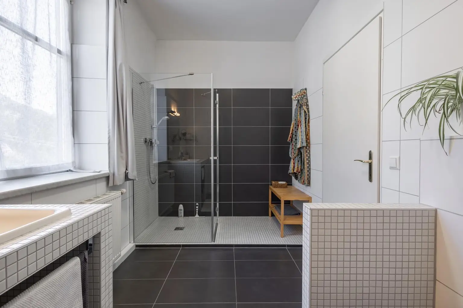 Bad mit WC und Dusche 1 OG