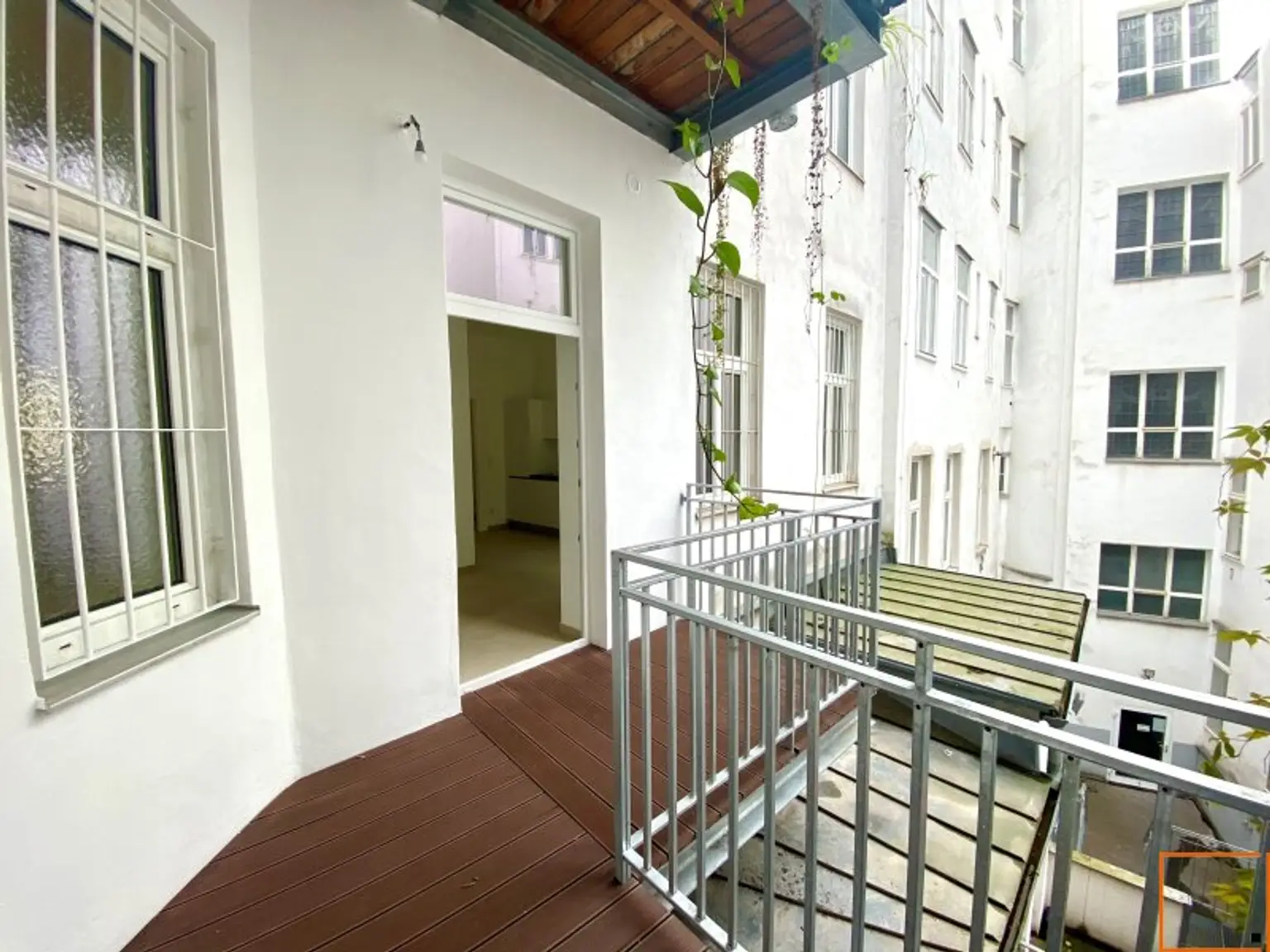 Museumsquartier: Erstbezug: Elegante 5,5 Zimmer-Altbauwohnung mit Balkon