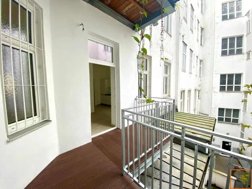 Museumsquartier: Erstbezug: Elegante 5,5 Zimmer-Altbauwohnung mit Balkon