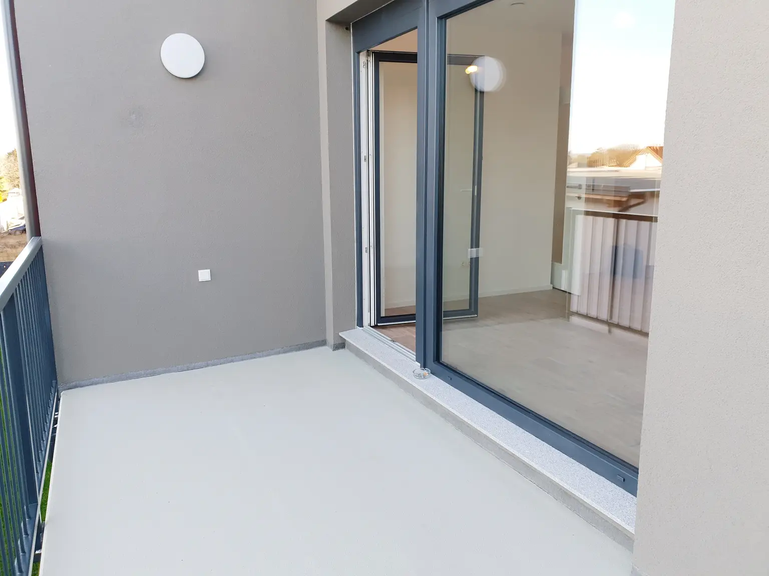 Neuwertige 3 Zimmer Wohnung mit Balkon + 2 Parkplätzen!!