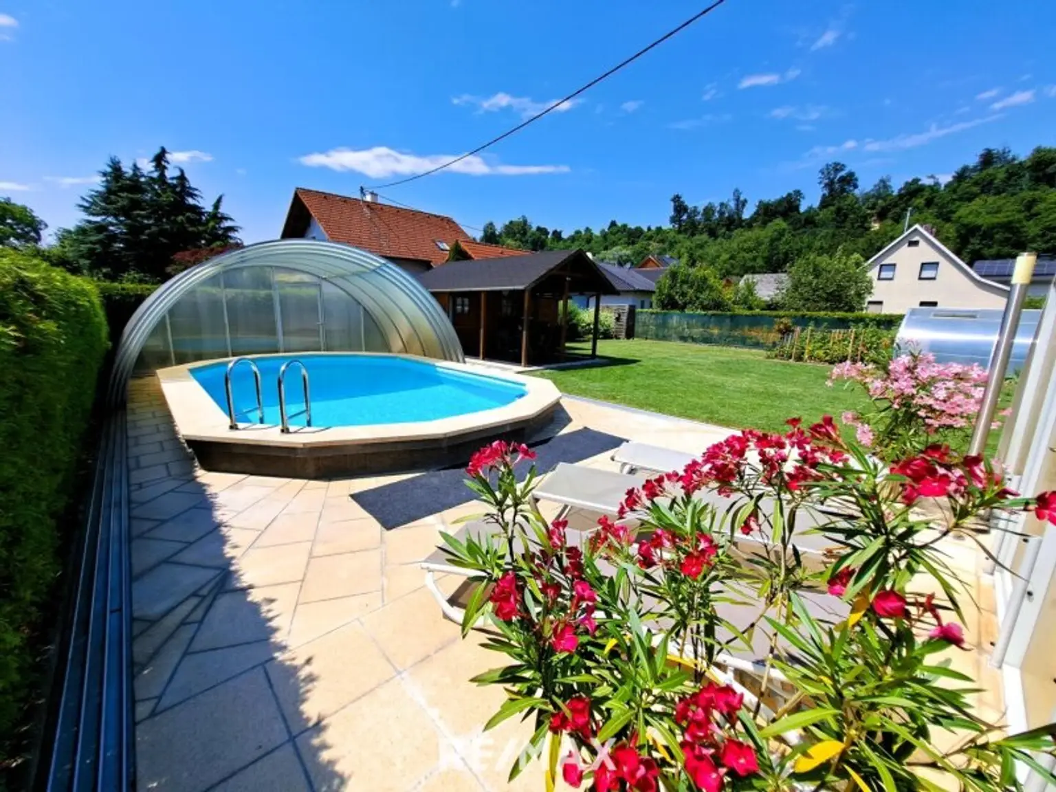 Pool mit Überdachung