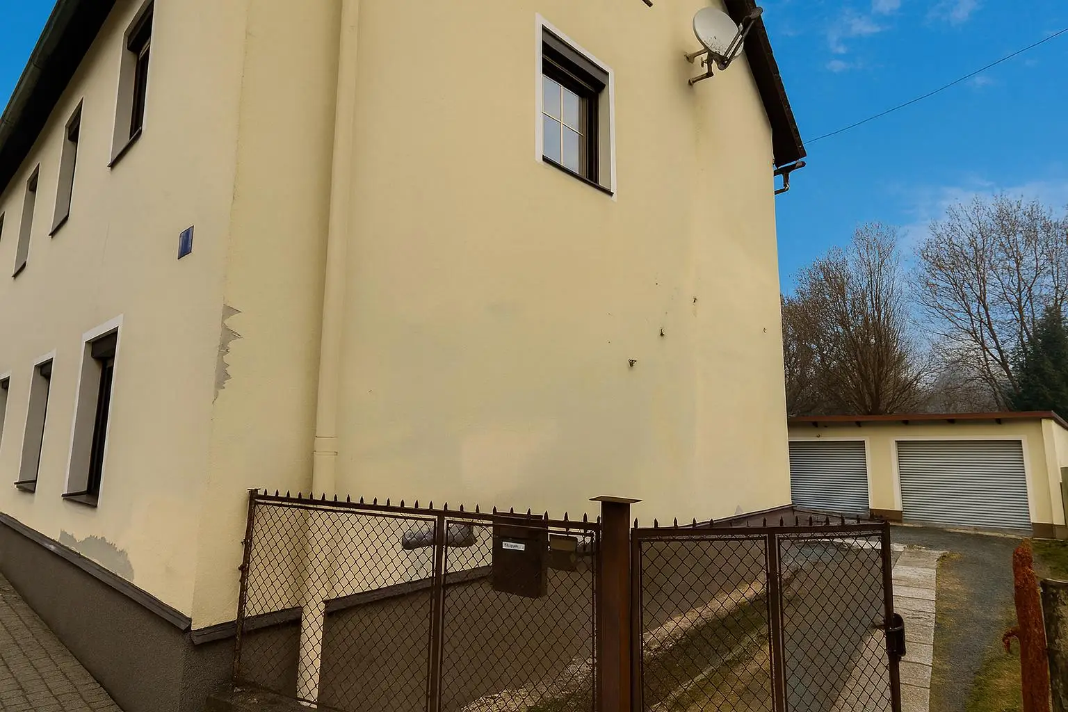 Einfahrt/ Straßenansicht